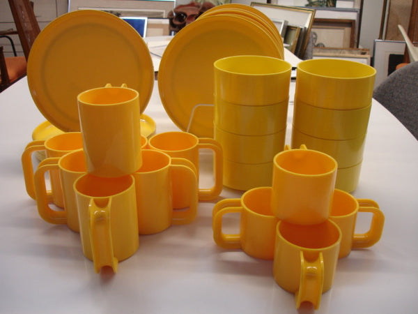 Plastic: Massimo Vignelli for Heller Maxi Mugs