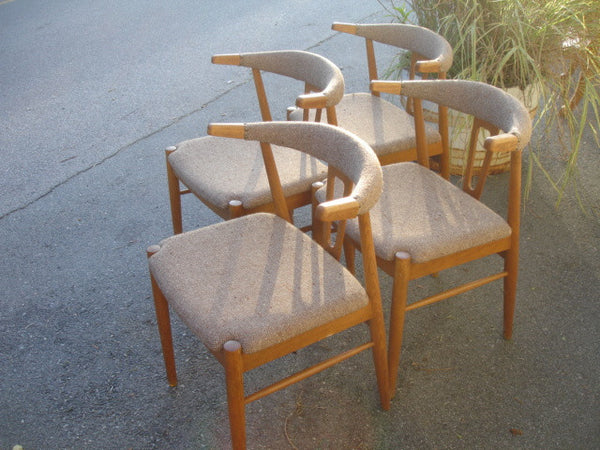 Chair: Set of 4 Danish Modern Cowhorn style Chairs in oak